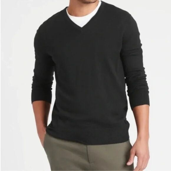 Banana Republic Black Luxe Sweater Collection V-Neck Size Medium NWT - Picture 1 of 7